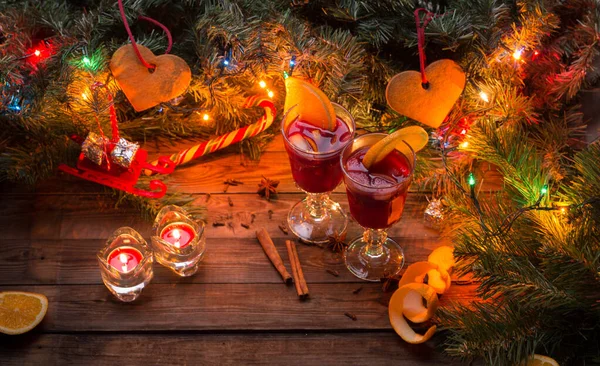 Twee Glazen Glühwein Met Sinaasappelschijfjes Kaarsen Kerstboom Met Slinger Speelgoed — Stockfoto