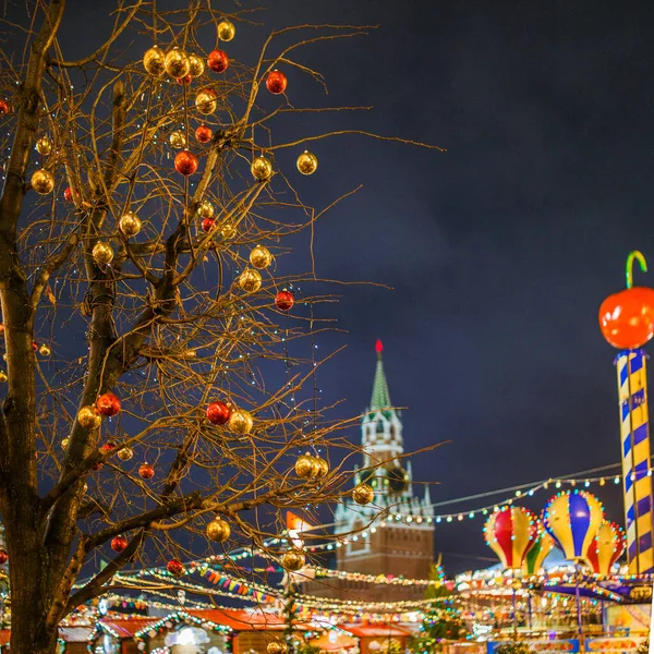 Imagen Del Árbol Navidad Con Bolas Doradas Rojas Sobre Fondo —  Fotos de Stock