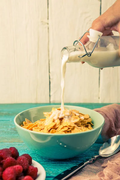 Despeje Leite Uma Tigela Aveia Café Manhã Quente Saudável Alimentos — Fotografia de Stock