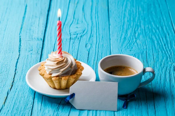 Shortcake Con Crema Vela Ardiente Junto Taza Café Tarjeta Vacía —  Fotos de Stock