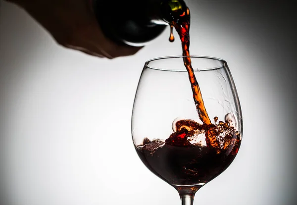 Vin Raisin Versé Bouteille Dans Verre Vin Verre Sur Fond — Photo