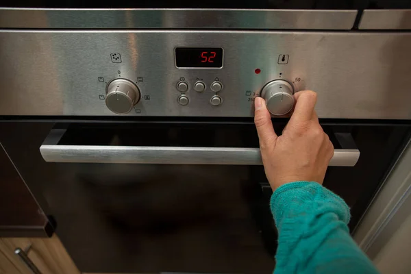 Foto Horno Mujer Mano Apartamento — Foto de Stock