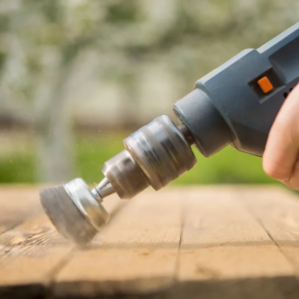 Händerna Man Med Elektrisk Roterande Borste Metall Disk Slipning Bit — Stockfoto