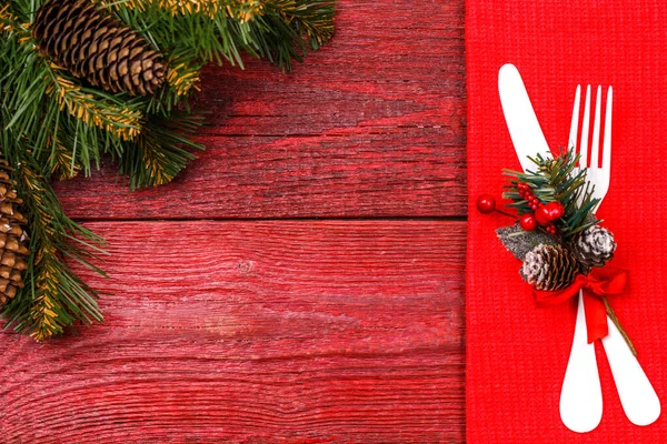 圣诞餐桌的图片 上面有叉子和小刀 红色餐巾 云杉树枝 — 图库照片