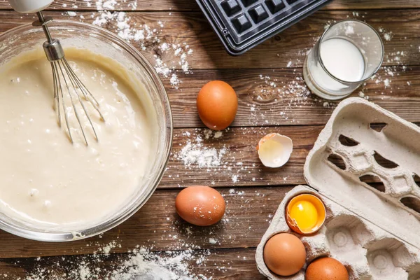 在家里做华夫饼 华夫铁 面糊在碗和配料 鸡蛋和面粉 烹饪背景 — 图库照片
