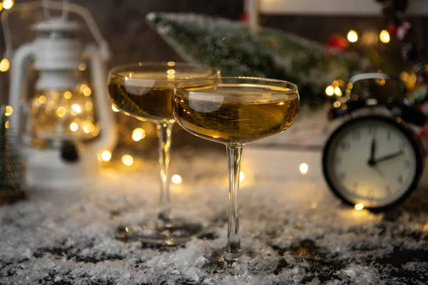 Foto Van Twee Champagneglazen Tafel Met Sneeuw Wazige Achtergrond Met — Stockfoto