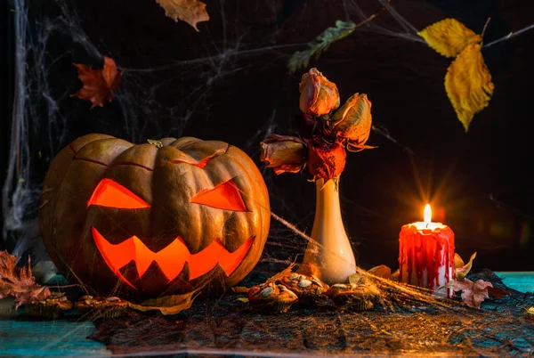 Foto Halloween Mesa Com Abóbora Biscoitos Flores Secas Vela Acesa — Fotografia de Stock