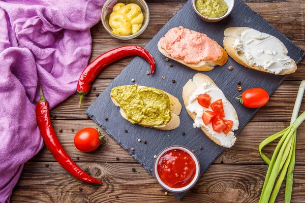 Ingredientes Para Café Manhã Pão Cebola Pimenta Mesa Madeira — Fotografia de Stock