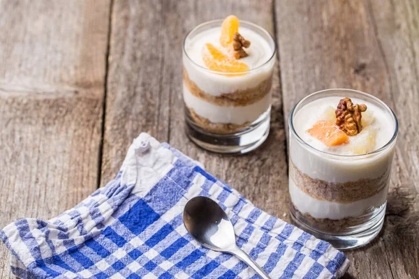 Sobremesa Caseira Fresca Com Biscoitos Iogurte Tangerinas Nozes Servida Copo — Fotografia de Stock