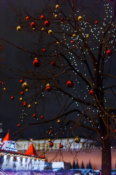 Imagen Árbol Con Bolas Doradas Rojas Sobre Fondo Edificio Con —  Fotos de Stock