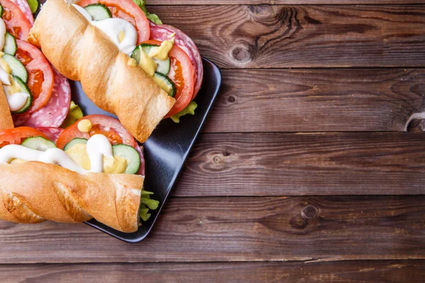 Sandwich Mit Wurst Und Soße Gemüse Auf Braunem Holztisch — Stockfoto