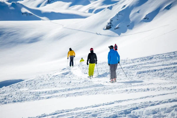 Foto Esquiadores Esportivos Distância Resort Nevado Tarde Inverno — Fotografia de Stock