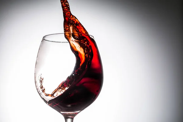 Flusso Vino Che Riversa Bicchiere Primo Piano Spruzzata Vino — Foto Stock