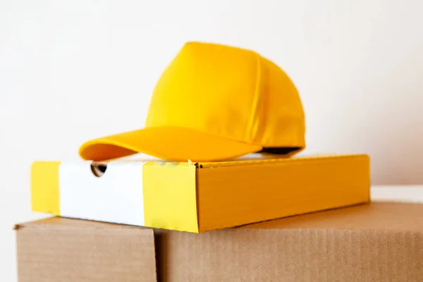 黄色の帽子 白い背景のピザボックスの写真 — ストック写真