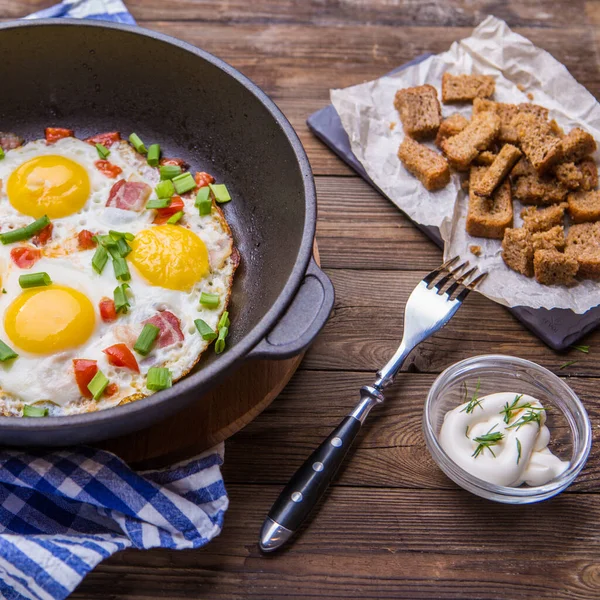 Stekta Ägg Kastrull Med Tomater Och Grön Färsk Lök Frukost — Stockfoto