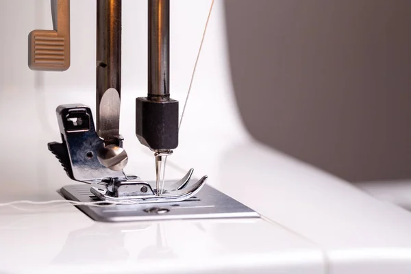 ミシンのクローズ アップ 縫製と仕立てのコンセプト — ストック写真