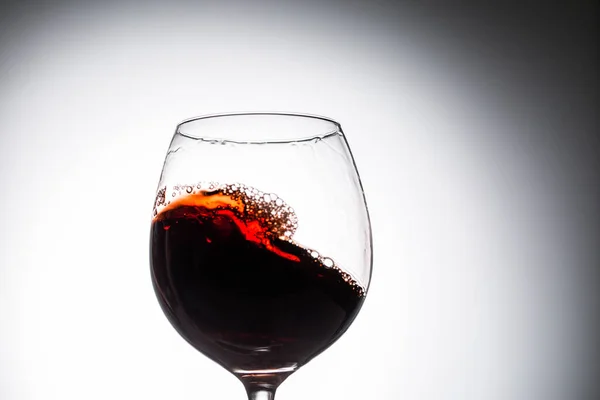 ワインのストリームは ガラスに注いでいる ワインの閉鎖スプラッシュ — ストック写真