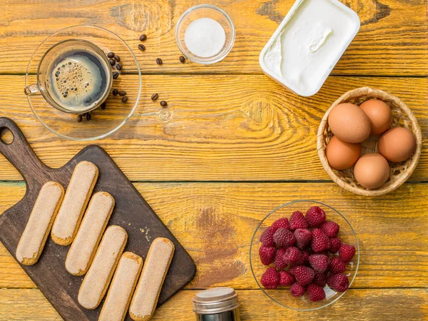 Foto Mesa Madeira Com Componentes Para Tiramisu Framboesa Lugar Para — Fotografia de Stock