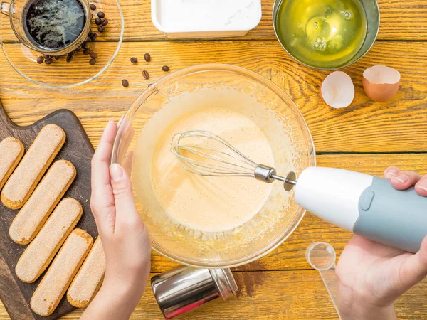 Foto Dell Uomo Che Prepara Tiramisù Tavolo Con Biscotti Formaggio — Foto Stock