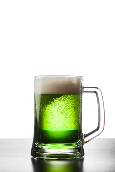 Sklenice Čerstvě Studeného Zeleného Piva Dřevěném Stole Izolovaný Koncept Dne — Stock fotografie