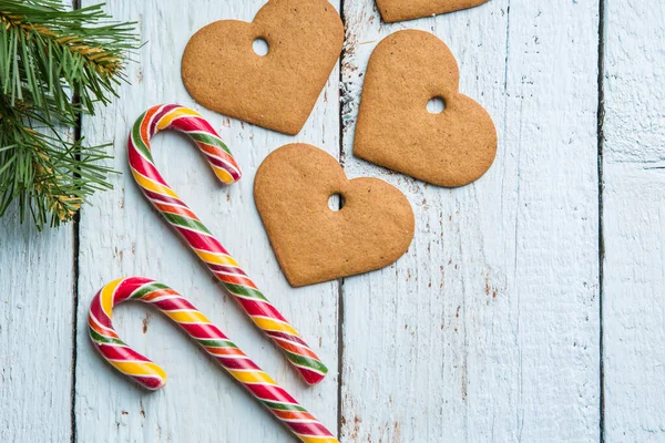 Noel geçmişleri. Tahta arka planda Noel dekoru, kurabiye ve bastonla. Yukarıdan görüntüle