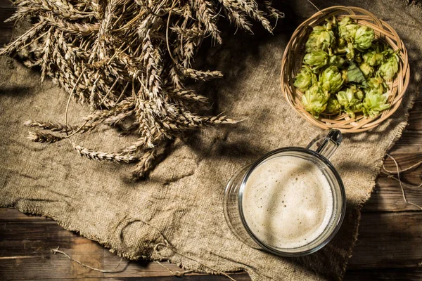Zwei Flaschenbiere Mit Weizen Und Hopfen Auf Leinentuch Auf Holztisch — Stockfoto