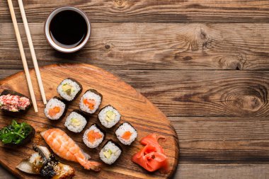 Suşi seti, yemek çubuğu ve soya sosu, gemide servis ediliyor.