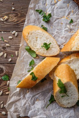 Masada tohumlu otlu baget ekmeği fotoğrafı.