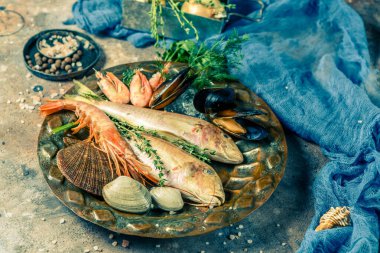 Tabaktaki deniz mahsullerinin fotoğrafı, yukarıdaki resim.