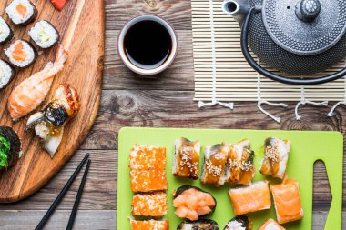 Öğle yemeği için çeşitli suşi dürümleri.