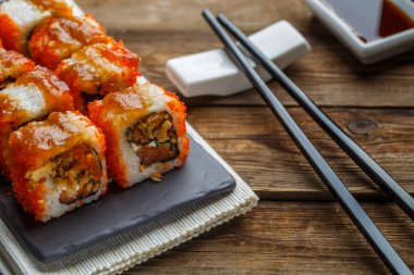 Lezzetli taze rulo yakın çekim, geleneksel Japon teması.