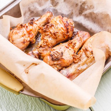 Tahta masada, balmumu kağıdında tavuk budu.