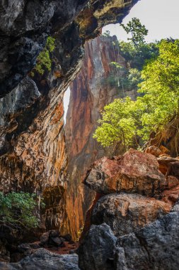 Raylay Railay Sahili 'ndeki ünlü Phranang mağarasına bakın, Krabi: Tayland