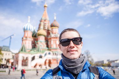 Şehir sokaklarının arka planında güneş gözlüklü bir adamın portresi