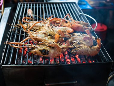 Açık büfede ızgarada deniz ürünlerinin hazırlanması