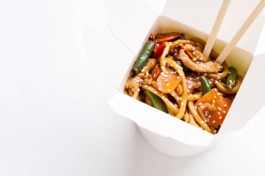 Boş arkaplanda çubuklu erişteler