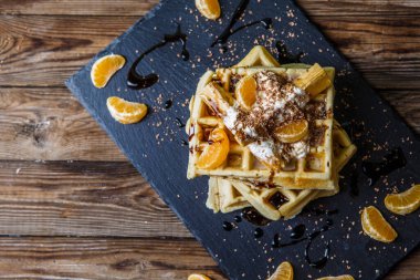 Ev yapımı waffle, mandalina, çikolata...