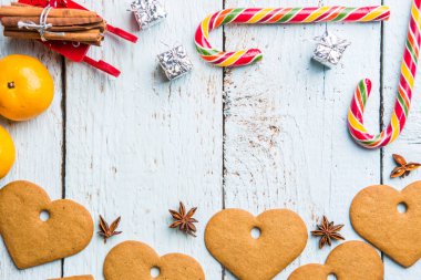 Beyaz ahşap arka planda Noel dekoru. Kokain, baston ve mandalinalı. Noel geçmişleri. Yukarıdan görüntüle