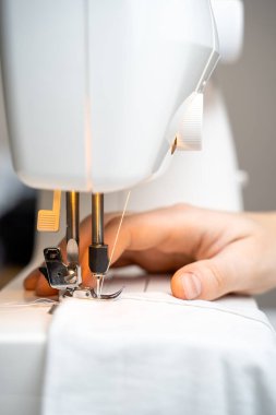 Closeup dikiş makinesi ve giyim öğesi. İğne işi ve terzilik için kavram