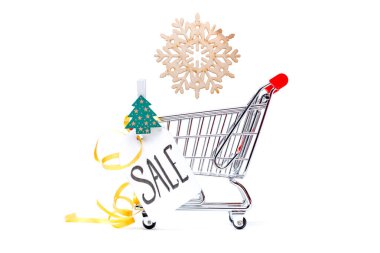 Demir el arabası fotoğrafı, Noel ağacı, yazılı kart, boş beyaz arka planda tahta kar tanesi.