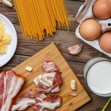 Pastırmalı kahverengi masa, makarna, peynir ve yumurta.