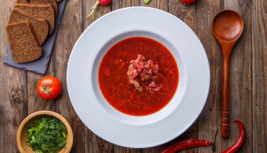 Tahta masada sebzeli pancar çorbası. Borch, geleneksel Rus yemekleri.