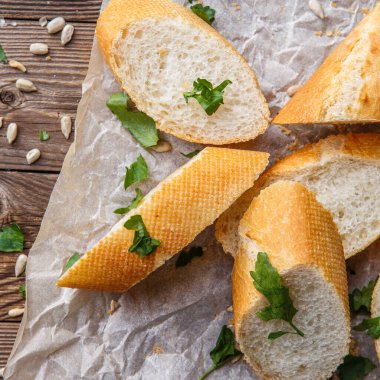 Masada tohumlu otlu baget ekmeği fotoğrafı.