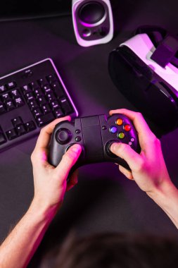 Adam oyun bir joystick ile bir bilgisayar oyunu oynamak eller. Oyun çalışma alanı kavramı.