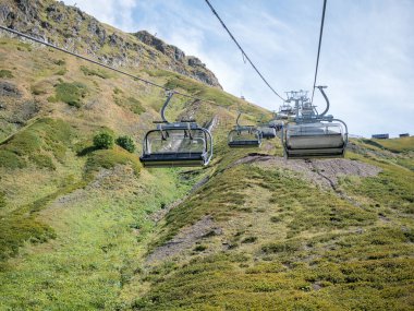 Öğleden sonra dağ yamacında füniküler görüntü