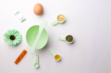 Ev yapımı yüz maskesi ya da saç için malzemeler. Hint yağı, temel yağlar, hardal, kuru ısırgan otu yaprakları. Cilt ve saç bakımını kabul et