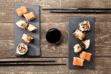 Japon deniz ürünleri suşi, rulo ve iki tabak için çubuk