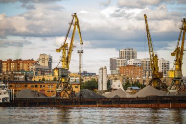 Vinçle kum yükleme ve boşaltma. Moskova nehrinin kıyısında