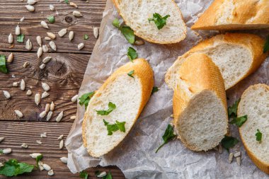 Baton taze bitkiler ve mumyalanmış kağıtların üzerinde tohumlarla masada.
