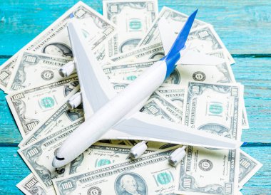 Oyuncak uçak fotoğrafı, mavi ahşap masada dolar.